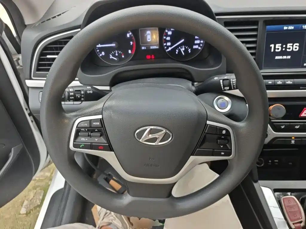 Hyundai Elantra — фото 11