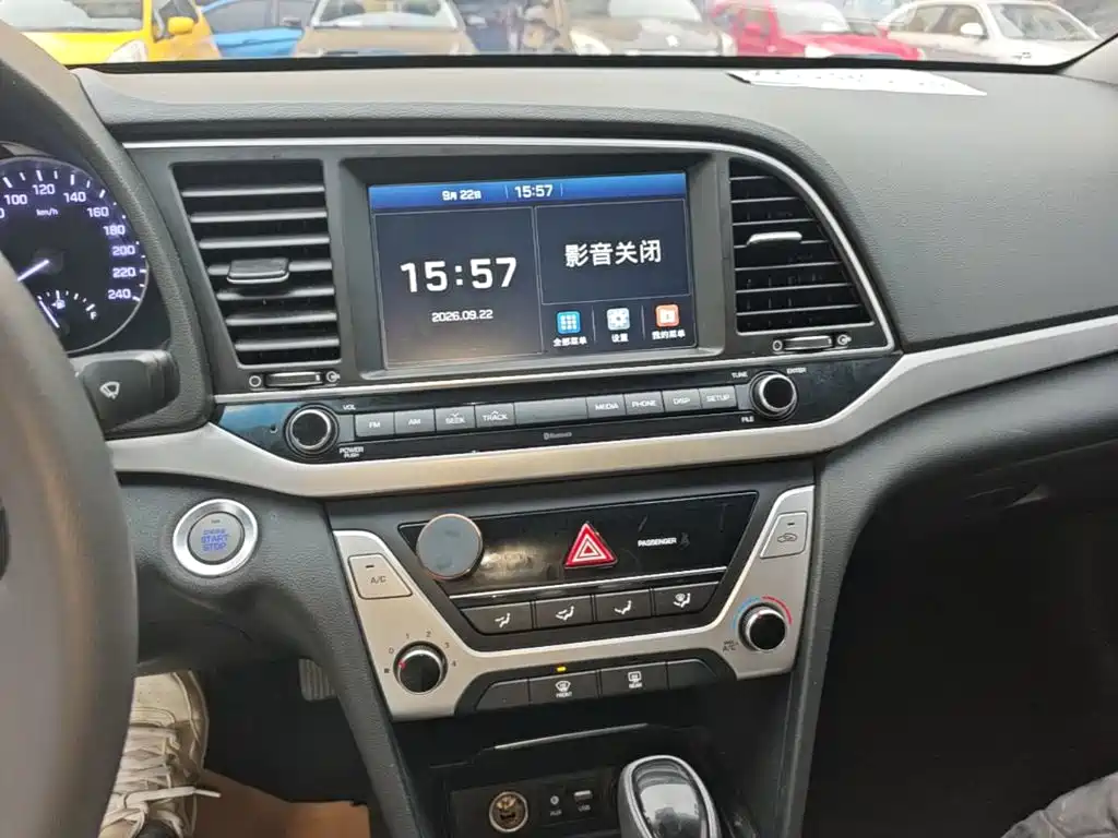 Hyundai Elantra — фото 13