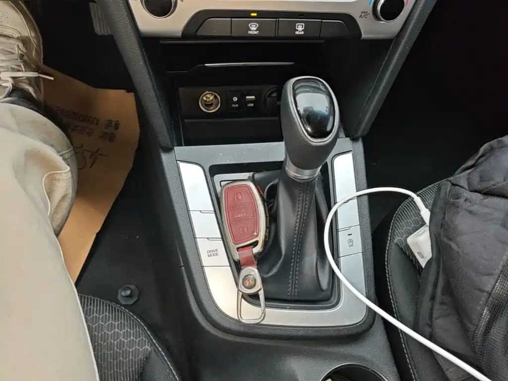 Hyundai Elantra — фото 14