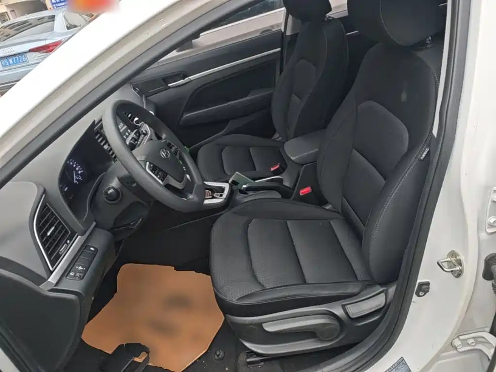 Hyundai Elantra — фото 15