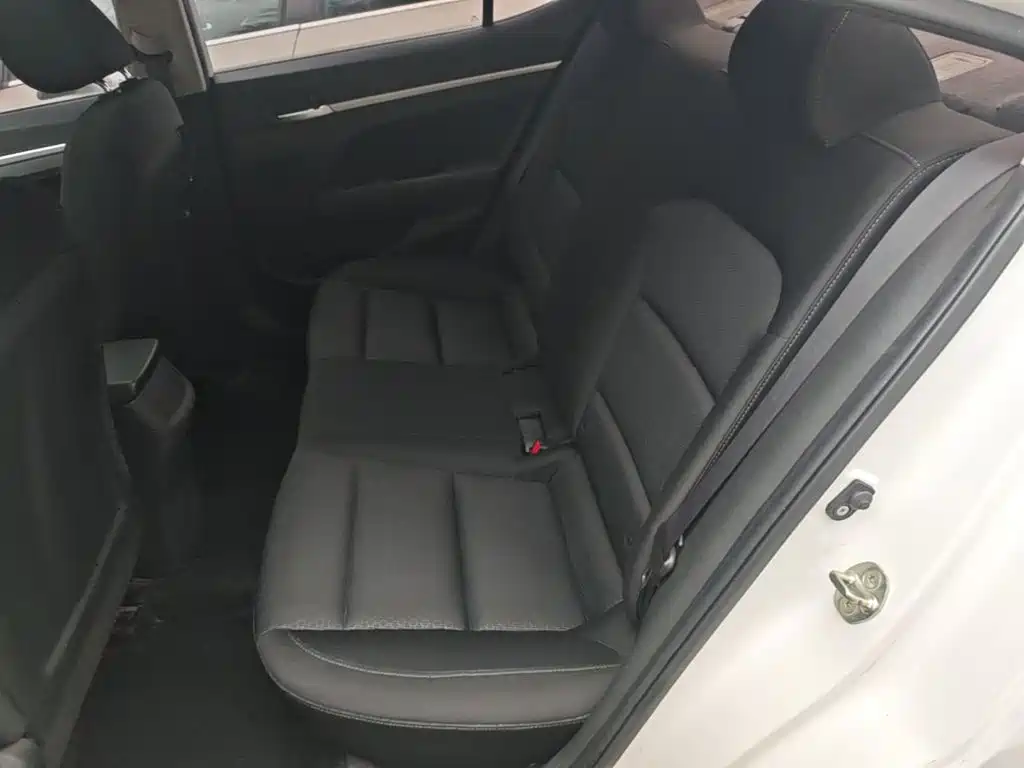 Hyundai Elantra — фото 17