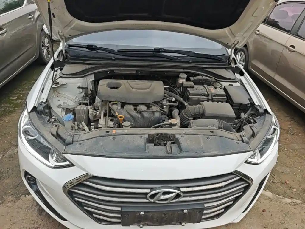 Hyundai Elantra — фото 20