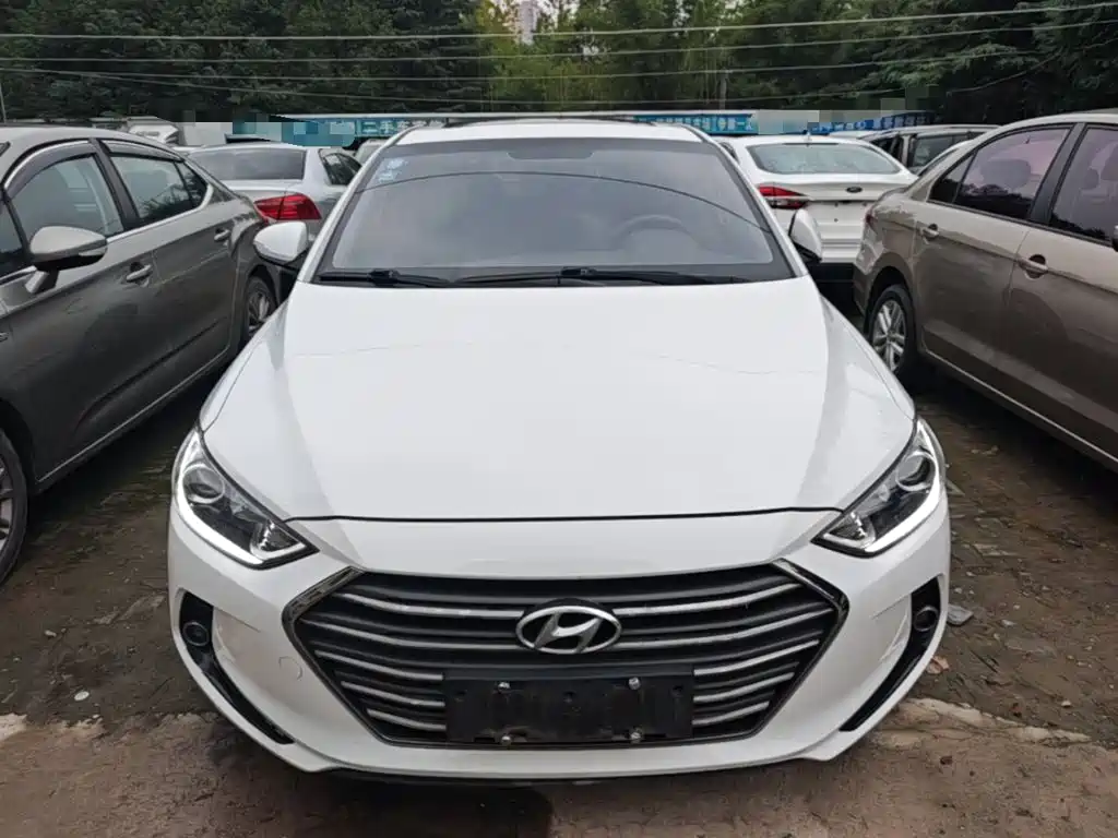Hyundai Elantra — фото 3