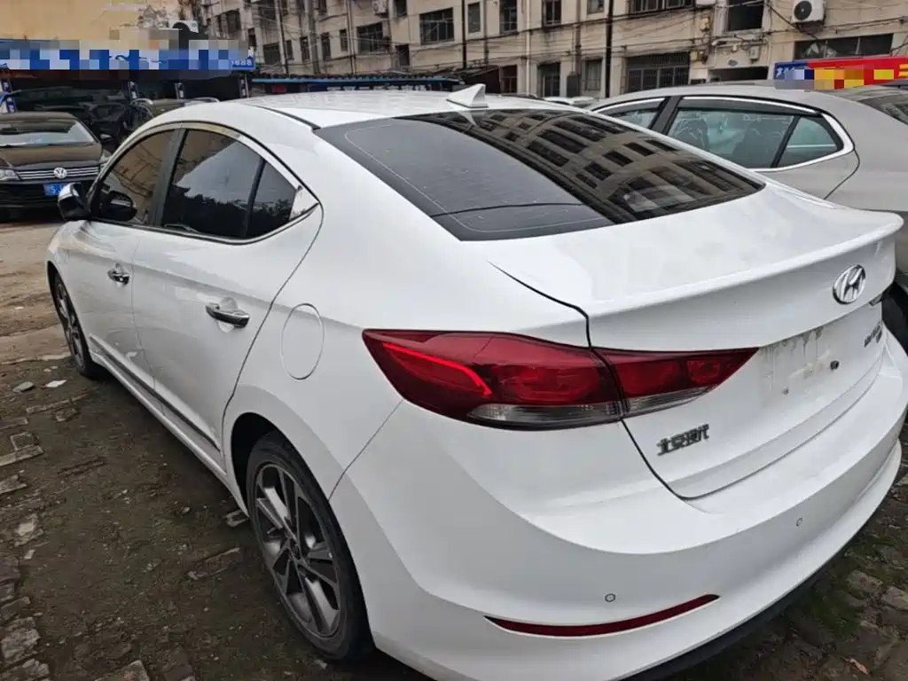 Hyundai Elantra — фото 5