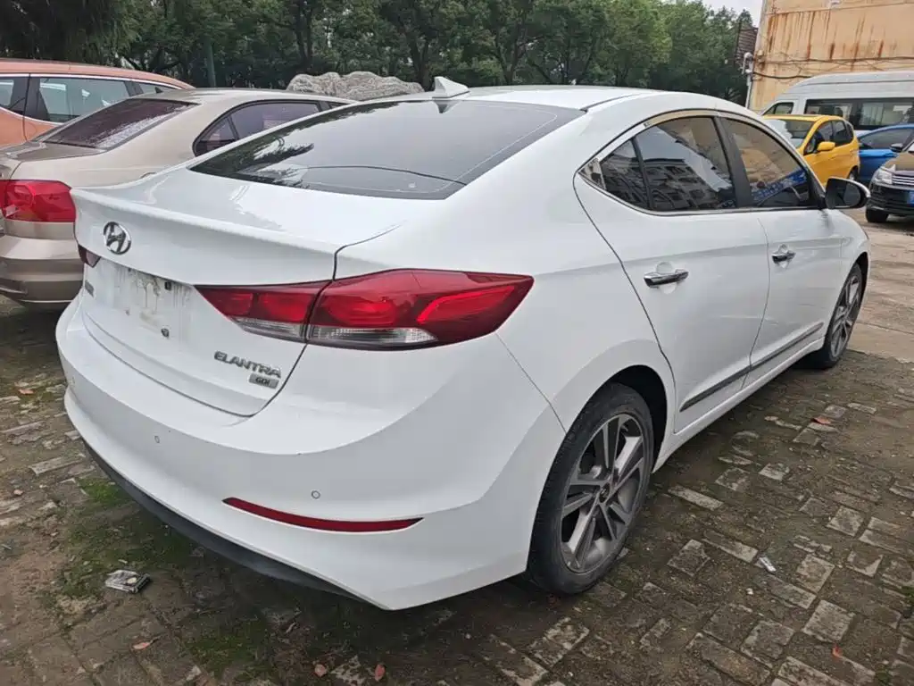 Hyundai Elantra — фото 7