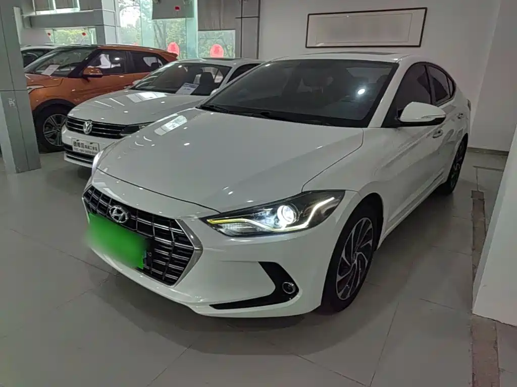 Hyundai Elantra — фото 2