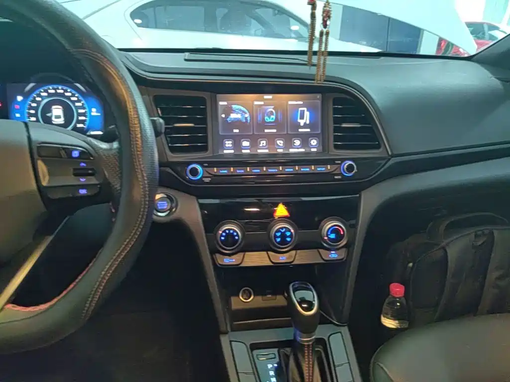 Hyundai Elantra — фото 13