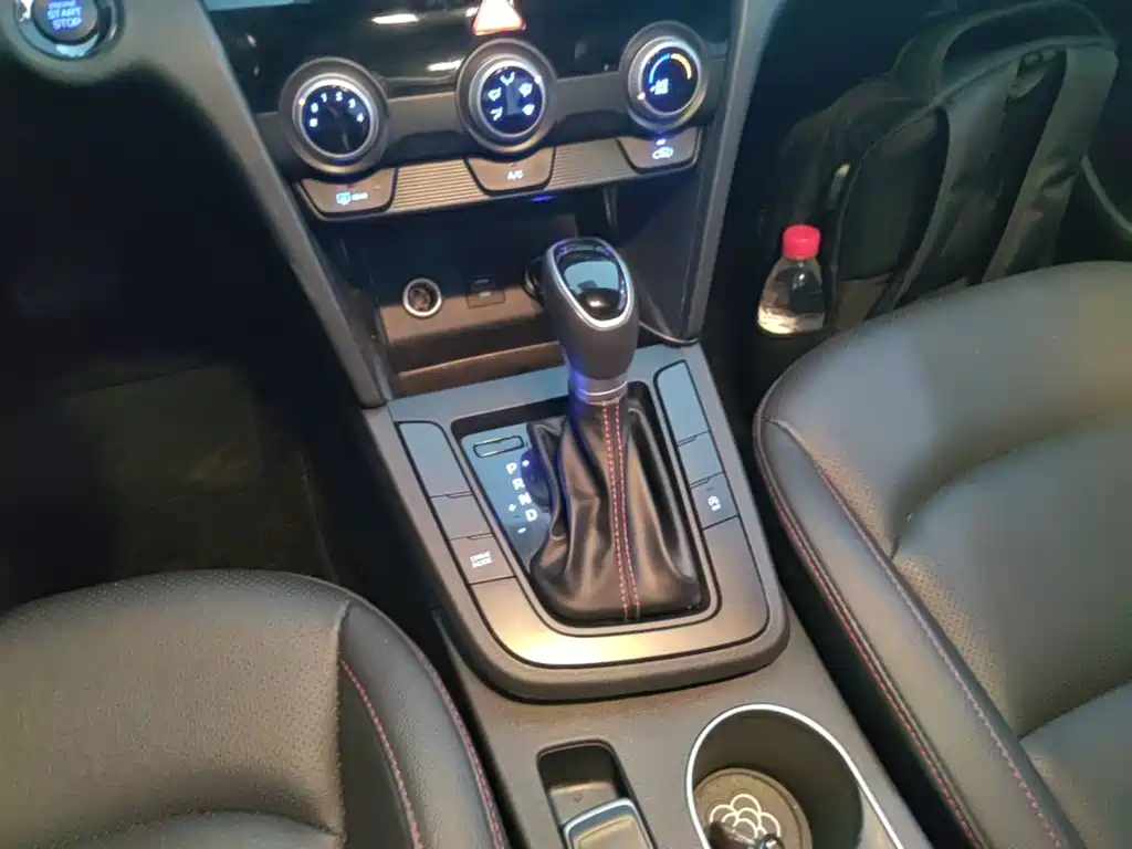 Hyundai Elantra — фото 14