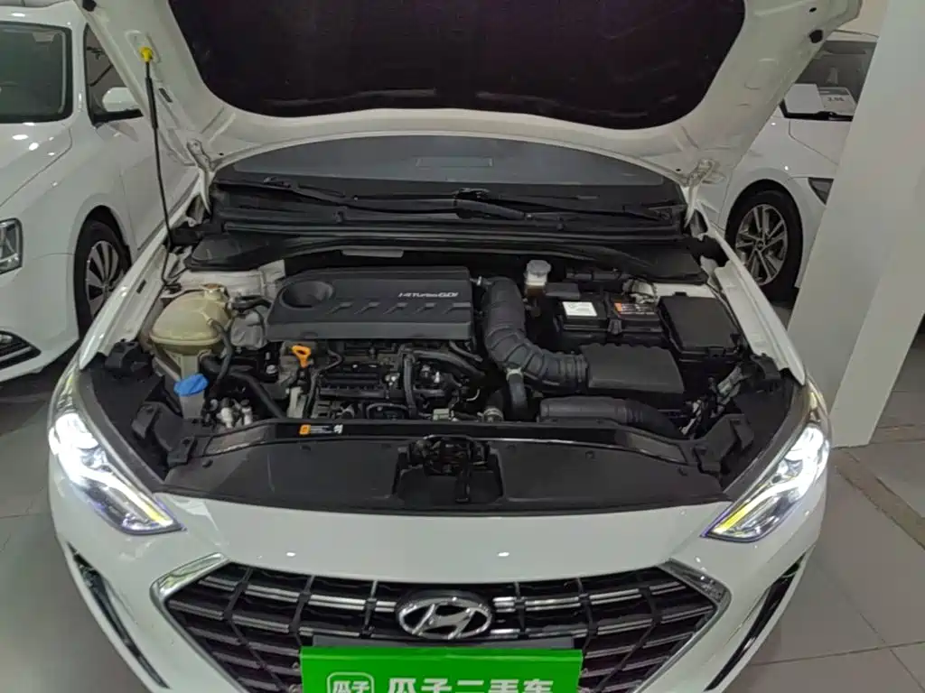 Hyundai Elantra — фото 20