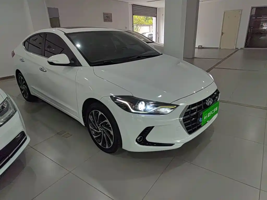 Hyundai Elantra — фото 4
