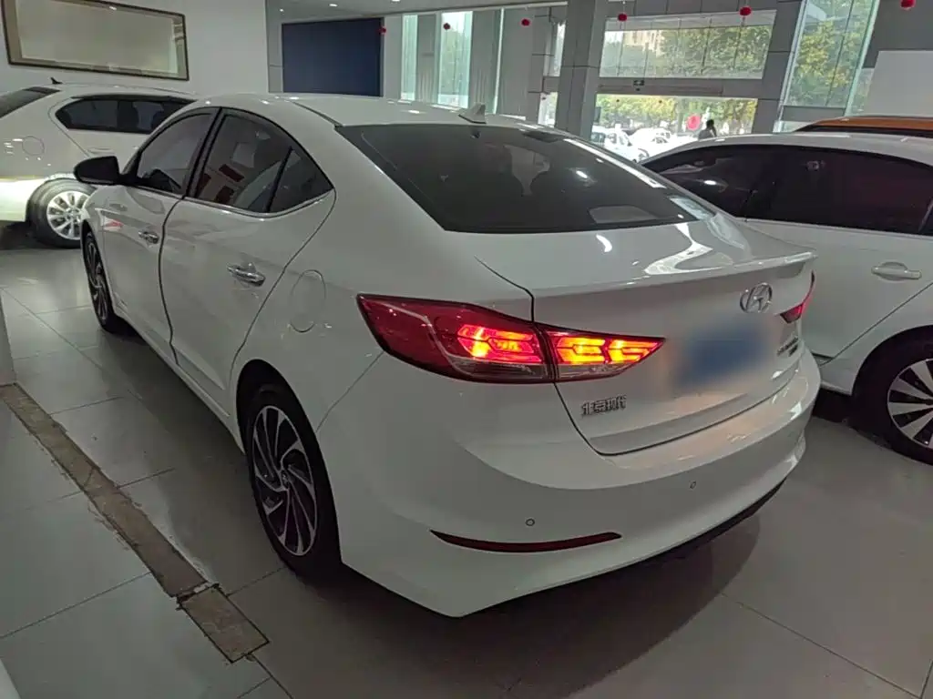 Hyundai Elantra — фото 5
