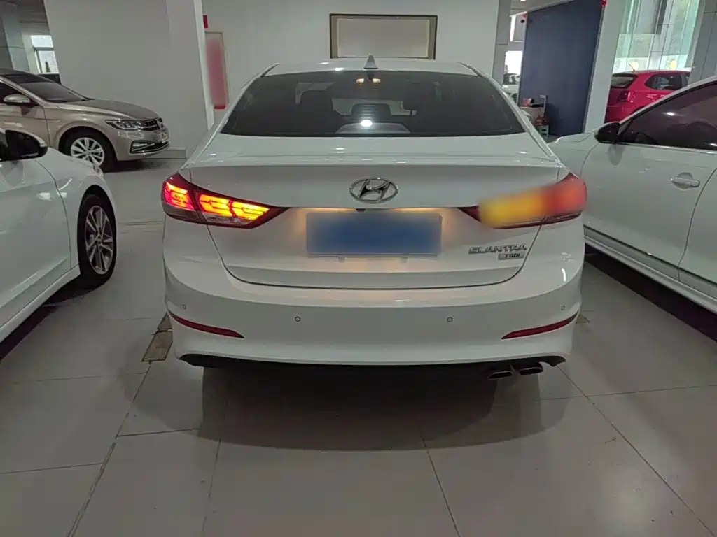 Hyundai Elantra — фото 6