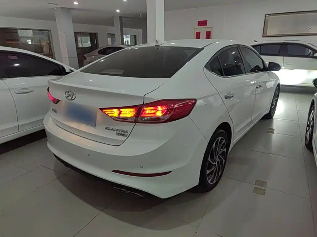 Hyundai Elantra — фото 7