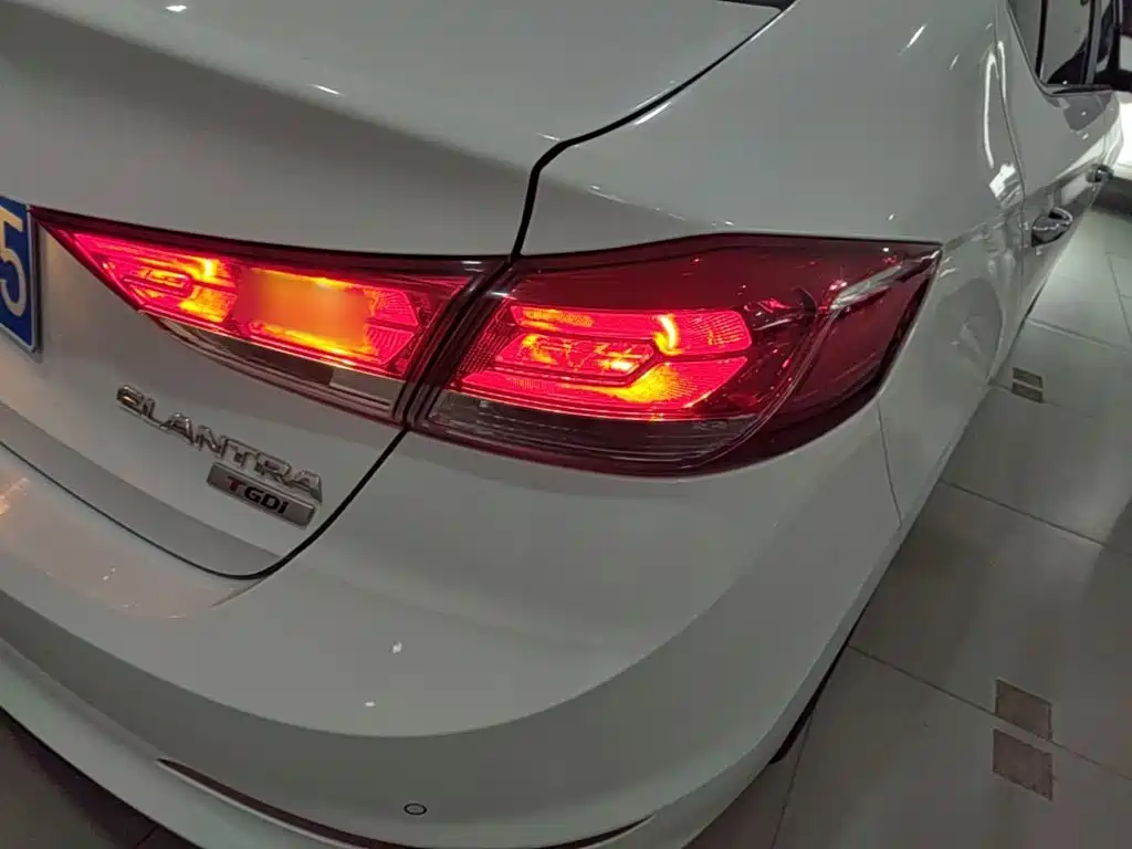 Hyundai Elantra — фото 8