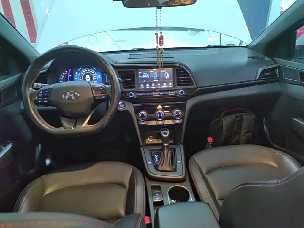 Hyundai Elantra — фото 10