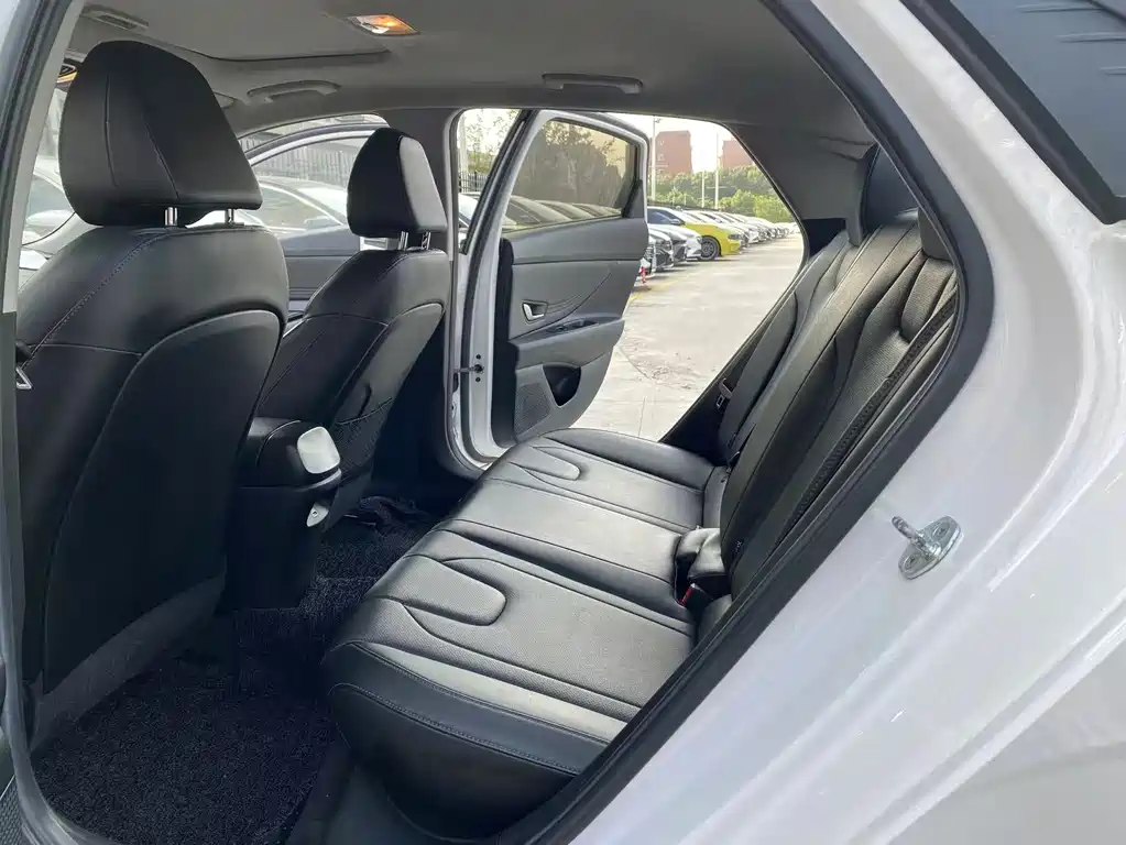 Hyundai Elantra — фото 11