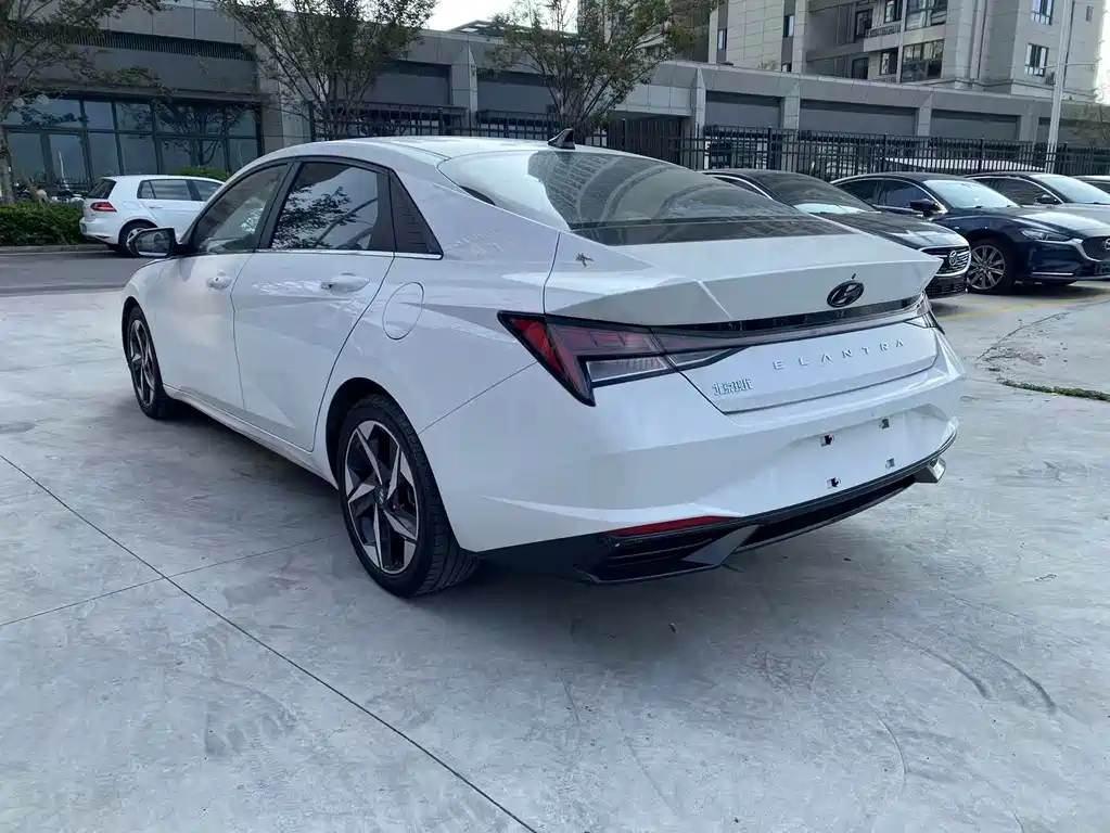 Hyundai Elantra — фото 4