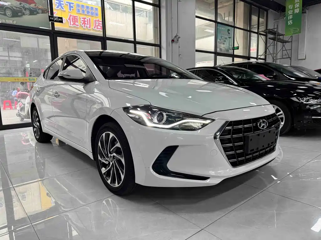 Hyundai Elantra — фото 2