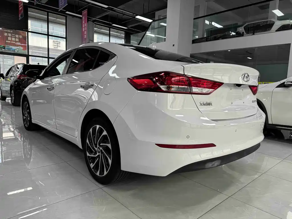 Hyundai Elantra — фото 15
