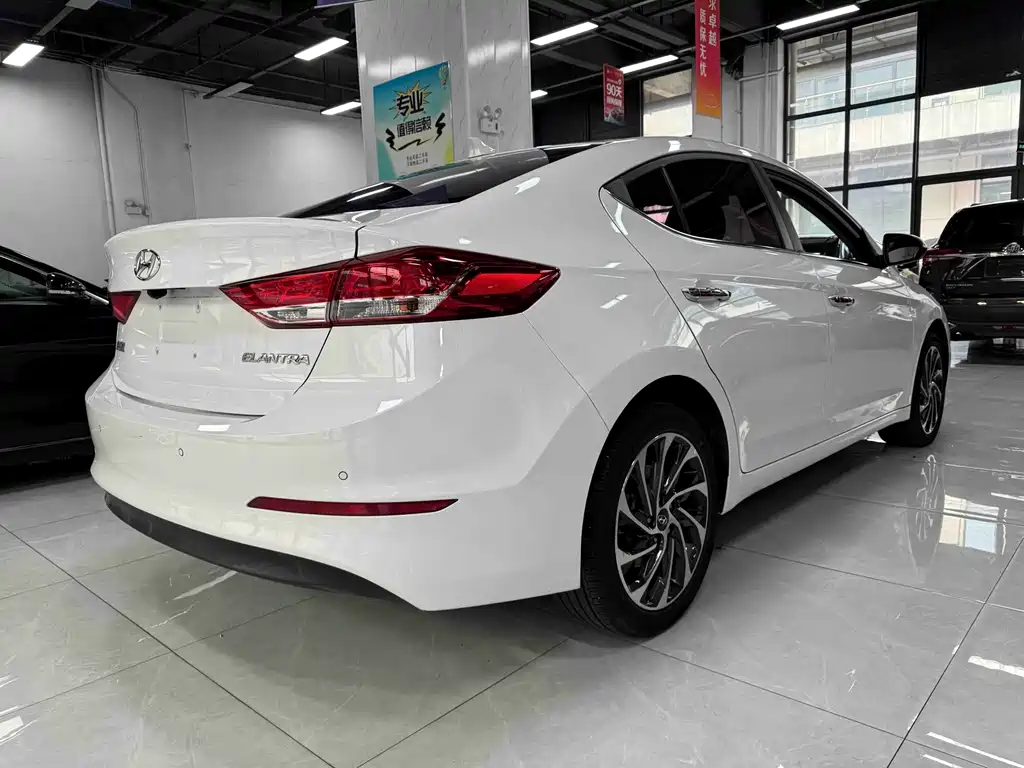 Hyundai Elantra — фото 16