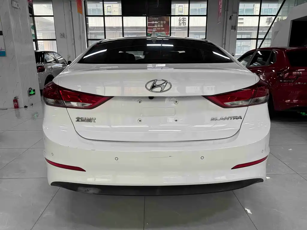 Hyundai Elantra — фото 17