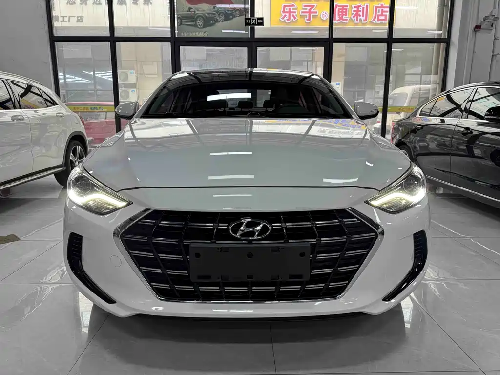 Hyundai Elantra — фото 3