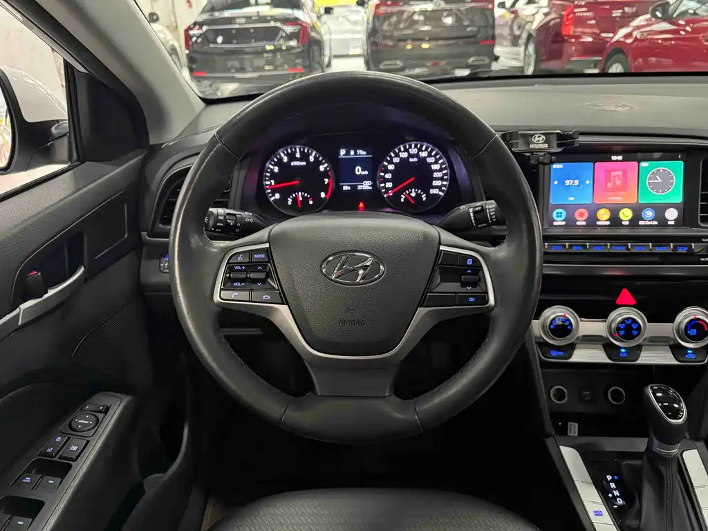 Hyundai Elantra — фото 8