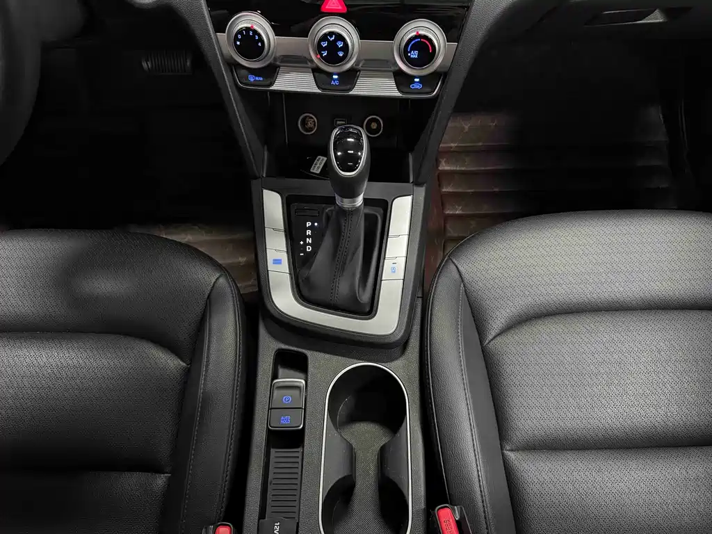 Hyundai Elantra — фото 10