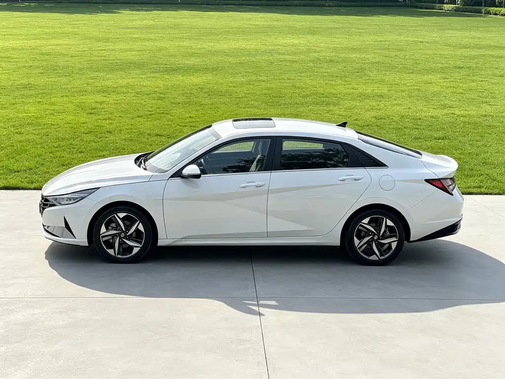 Hyundai Elantra — фото 20
