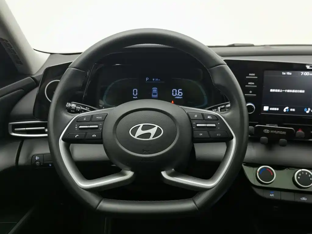 Hyundai Elantra — фото 11