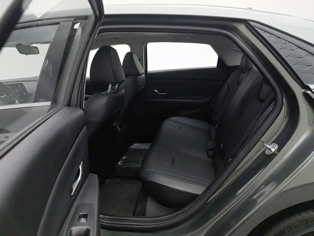 Hyundai Elantra — фото 15