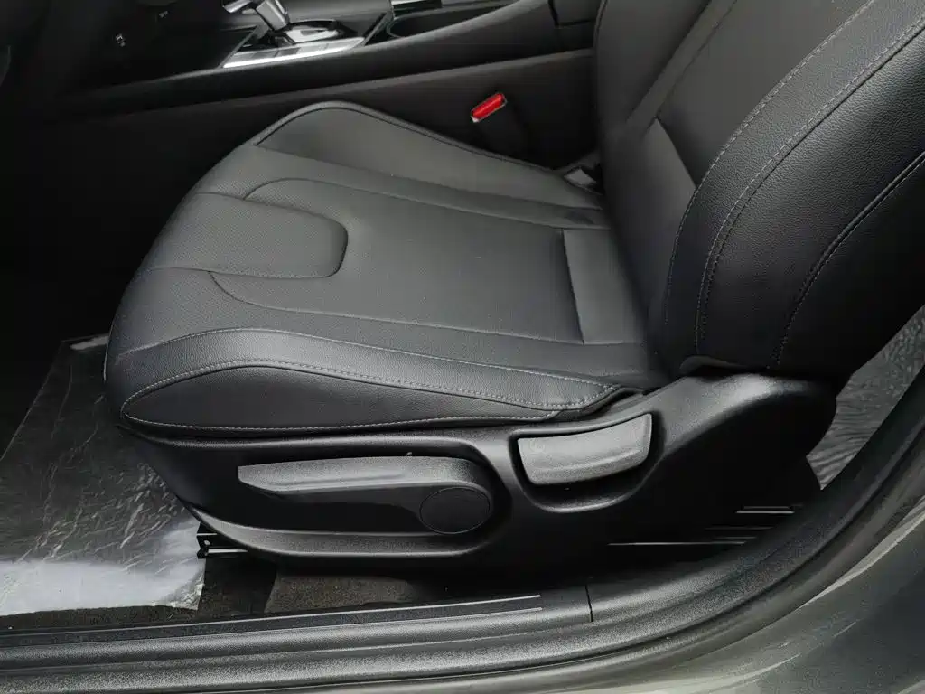 Hyundai Elantra — фото 20