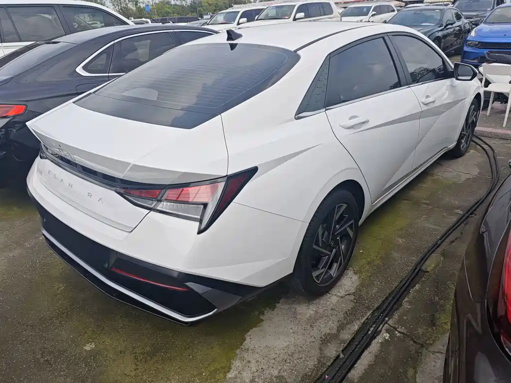 Hyundai Elantra — фото 15
