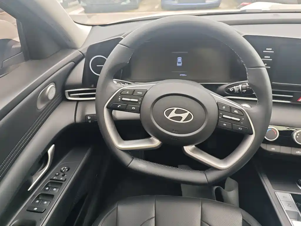 Hyundai Elantra — фото 6