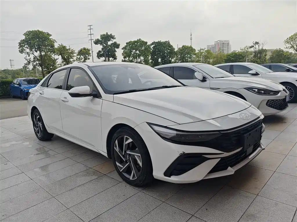 Hyundai Elantra — фото 2