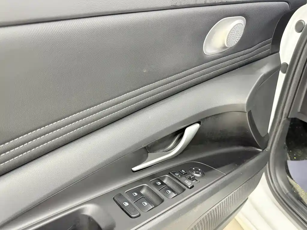 Hyundai Elantra — фото 7