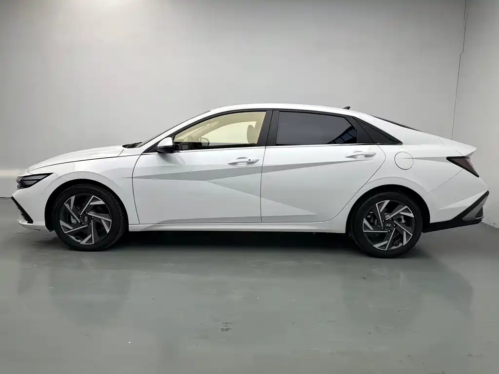 Hyundai Elantra — фото 3