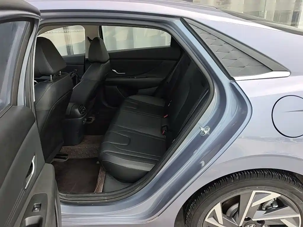 Hyundai Elantra — фото 17