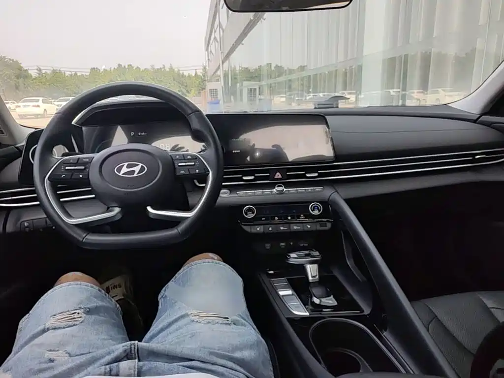 Hyundai Elantra — фото 10