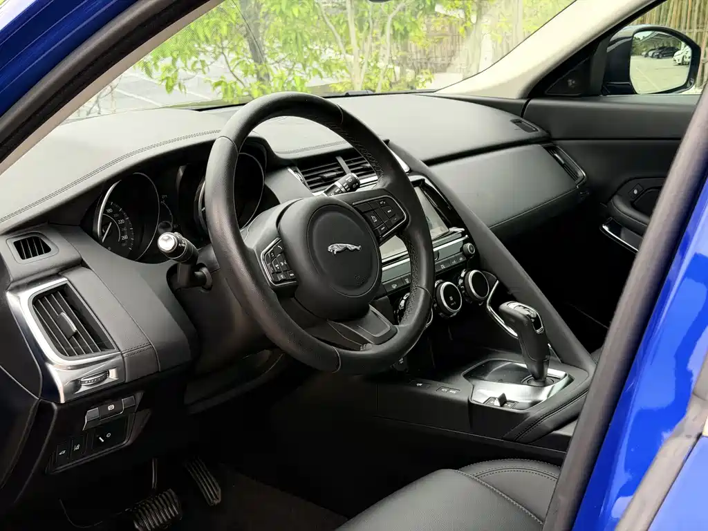 Jaguar E-PACE — фото 4