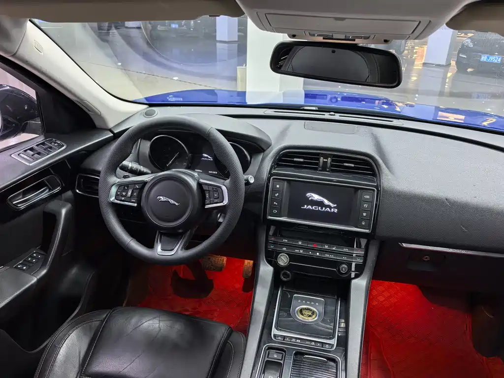 Jaguar F-PACE — фото 11