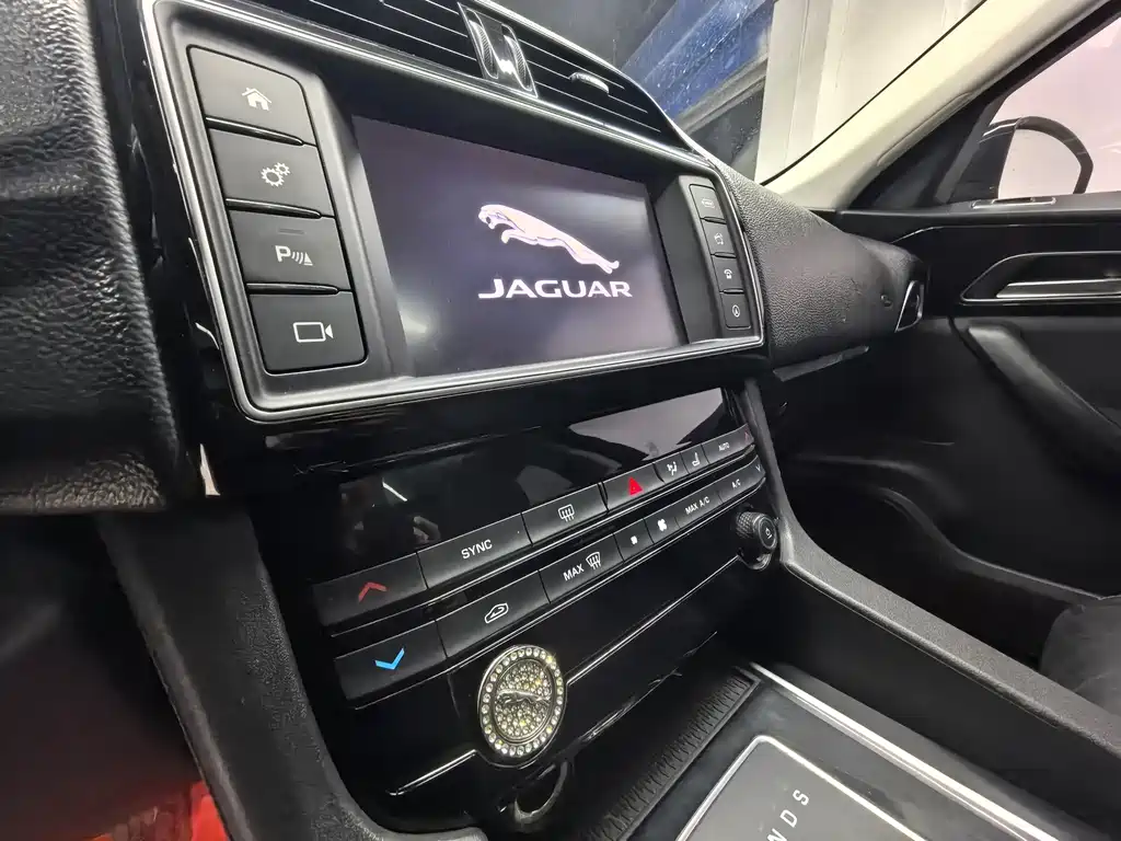 Jaguar F-PACE — фото 13