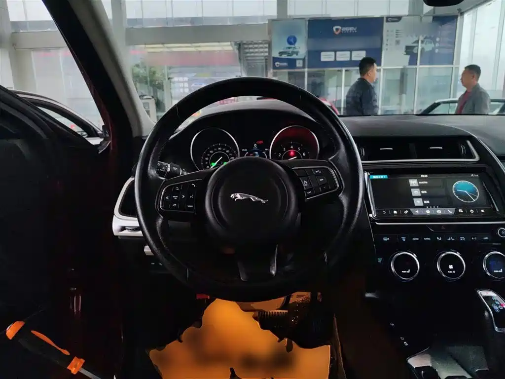 Jaguar E-PACE — фото 11