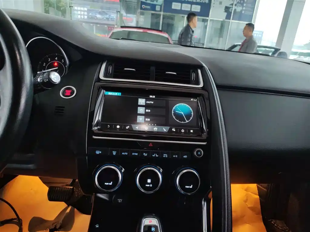 Jaguar E-PACE — фото 13
