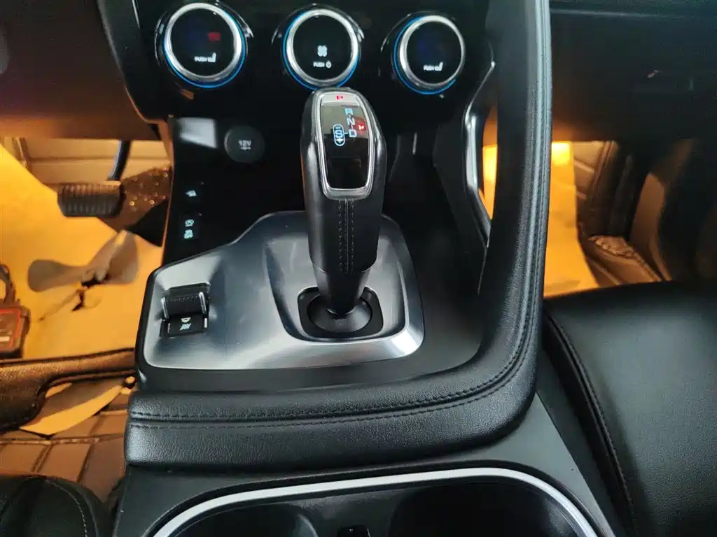 Jaguar E-PACE — фото 14
