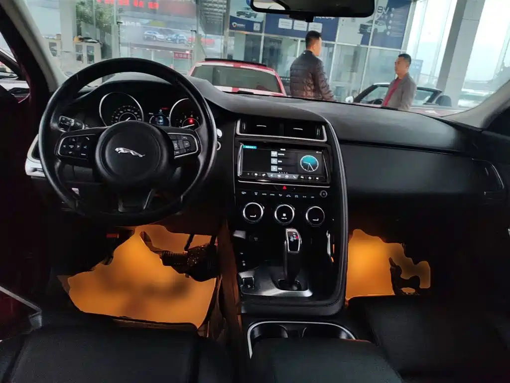Jaguar E-PACE — фото 10