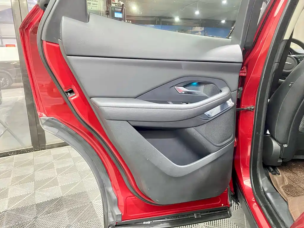Jaguar E-PACE — фото 13