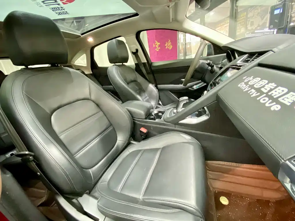 Jaguar E-PACE — фото 15
