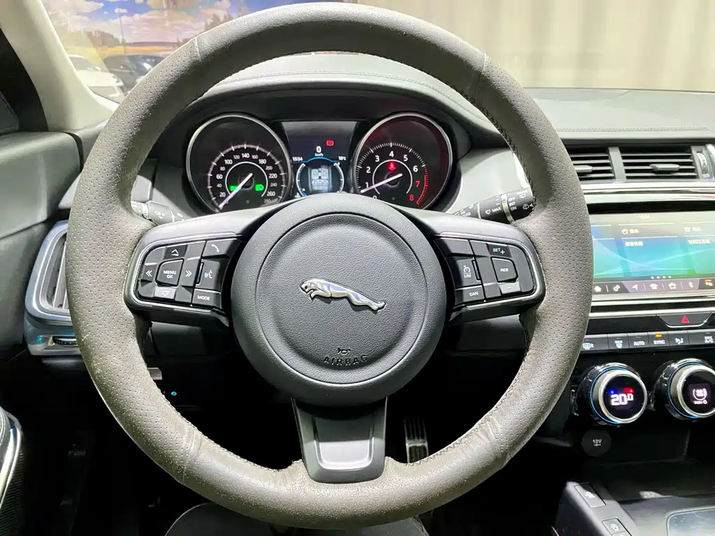 Jaguar E-PACE — фото 10