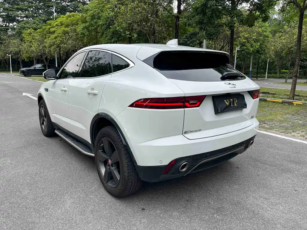 Jaguar E-PACE — фото 7